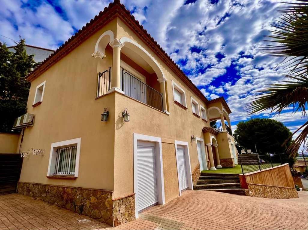 Вилла Casa Mas Ambros Con Piscina Desbordante Калонже Экстерьер фото